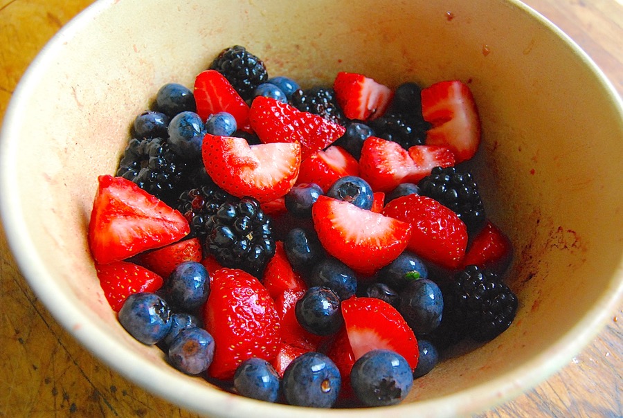 How to glaze berries via @kingarthurflour