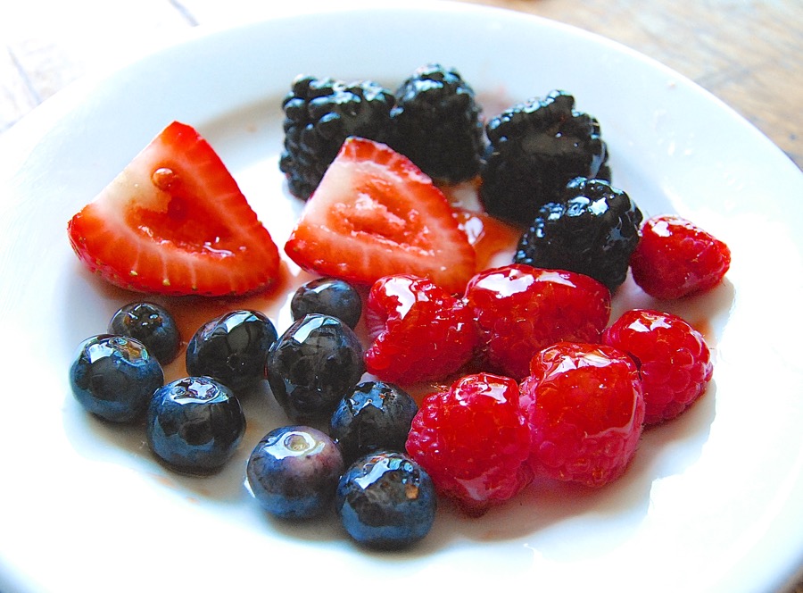 How to glaze berries via @kingarthurflour