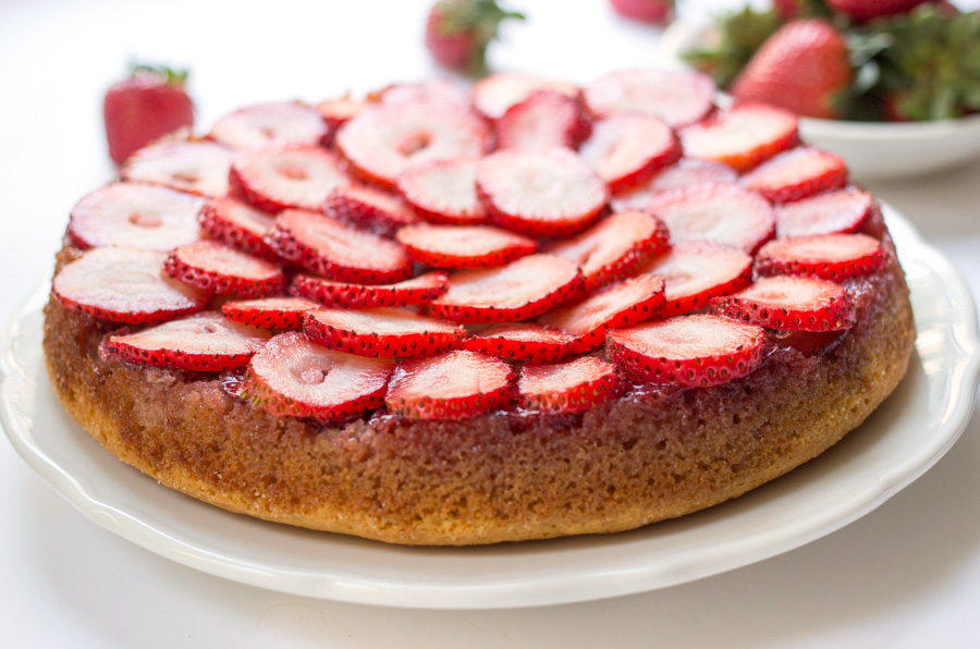 Strawberry Almond Flour Cake via @kingarthurflour