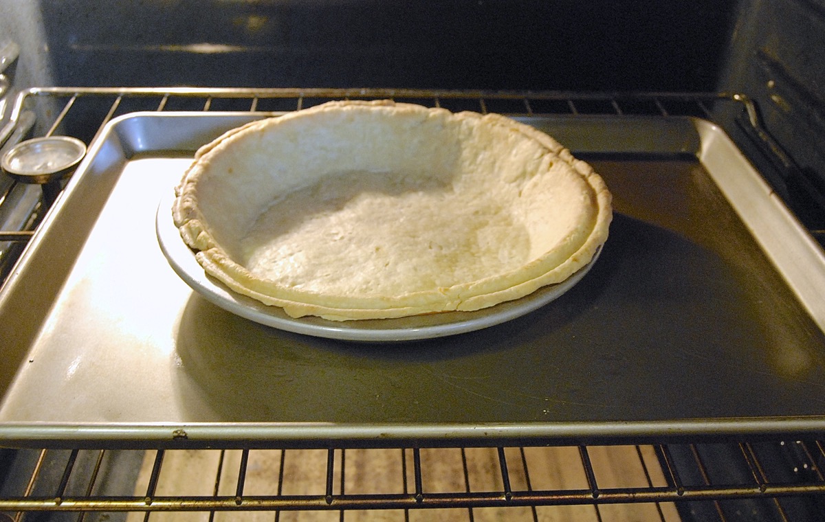 How to blind bake a pie crust via @kingarthurflour