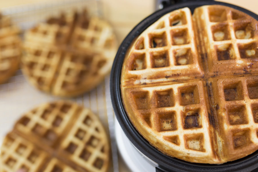 How-to-make-Maple-Bacon-Waffles via @kingartfhurflour