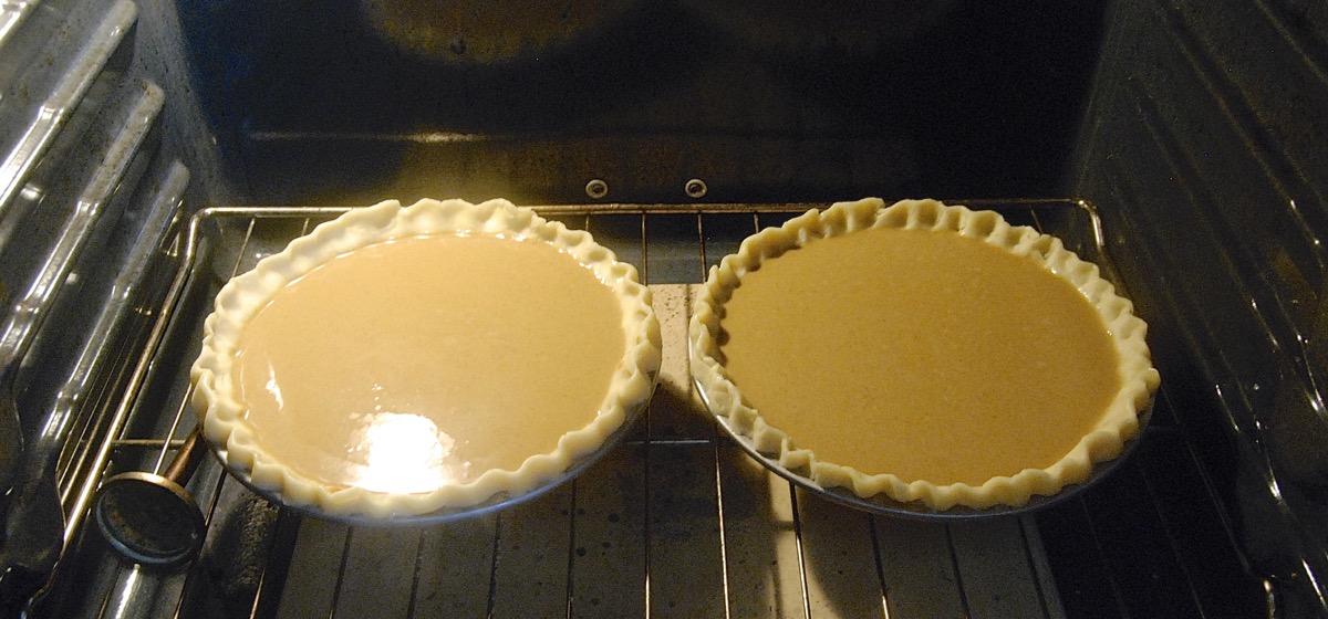 How to keep pumpkin pie from cracking via @kingarthurflour