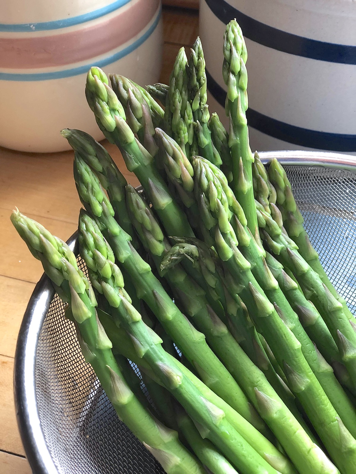 Cut afresh sparagus in a colander