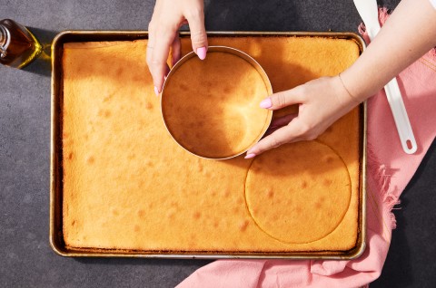 Cutting circles from a flat sheet pan cake