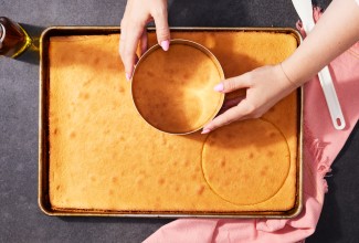 Cutting circles from a flat sheet pan cake
