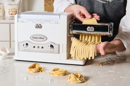 Cutting pasta noodles with electric pasta machine