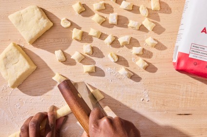 Cutting gnocchi dough into gnocchi-shaped pieces 