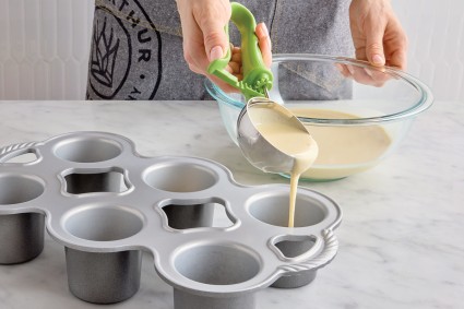 Portioning popover batter with a kitchen scoop