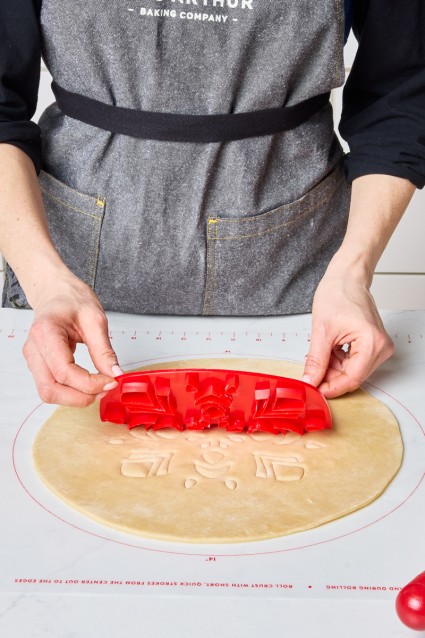 Using foldable pie topper to make a pie design