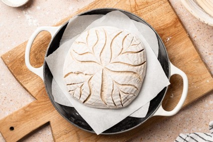 Sourdough scoring design with a mod pattern 